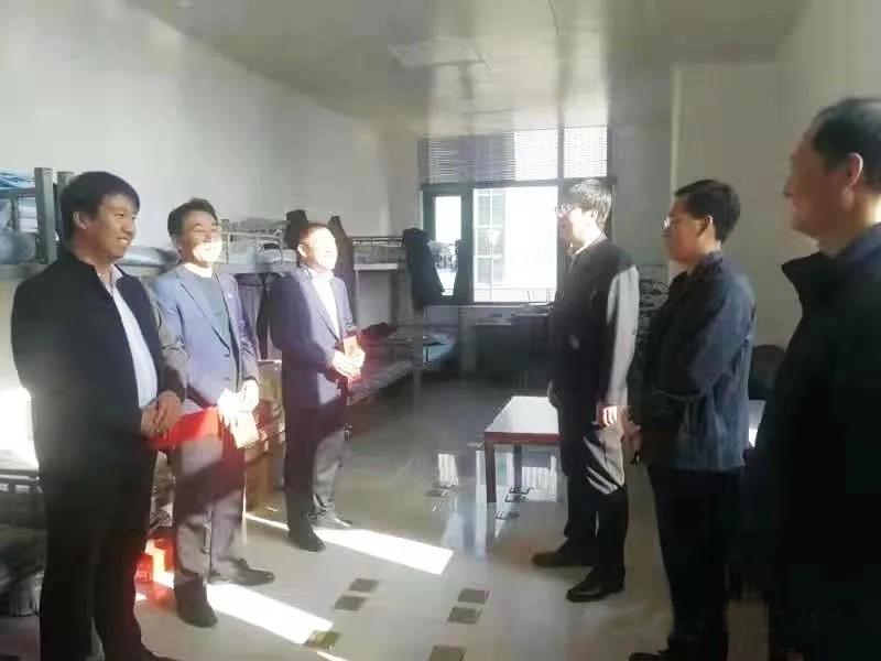 工業(yè)園區(qū)管委會(huì)、泓源公司慰問(wèn)園區(qū)機(jī)關(guān)保安門(mén)衛(wèi)等一線人員(圖2)