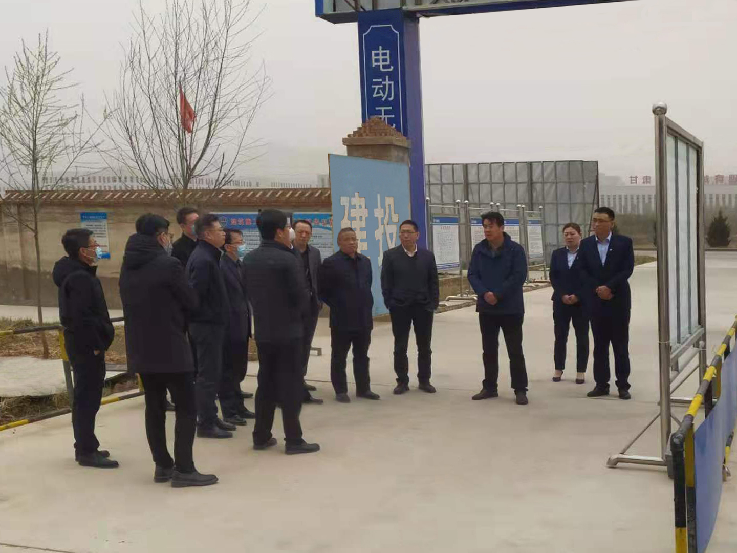 中能建集團考察平?jīng)鲞^境車輛綜合服務(wù)中心項目(圖1)